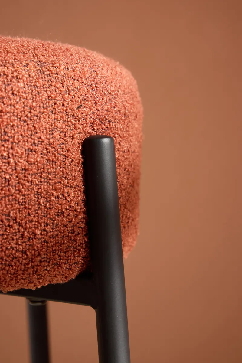Tucson Barhocker mit rundem Bouclé-Sitz in Rot, Gestell Schwarz, im Wohnraum, Ansicht 2