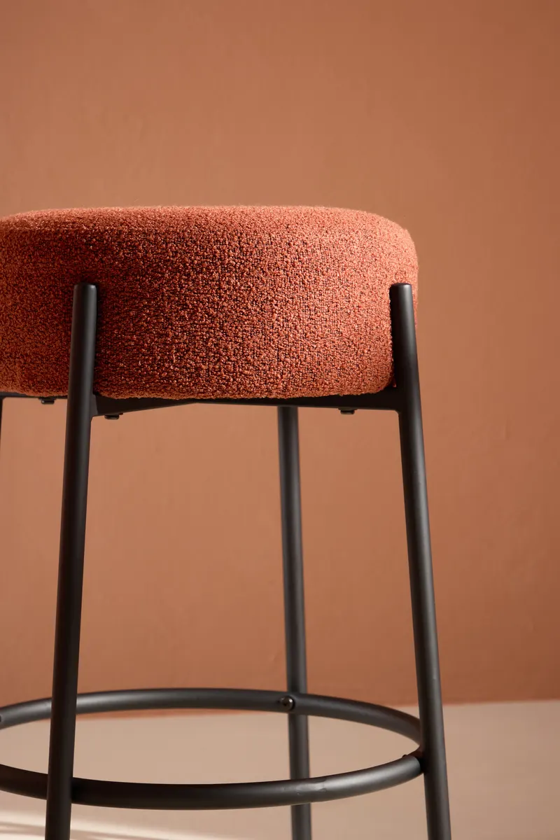 Tucson Barhocker mit rundem Bouclé-Sitz in Rot, Gestell Schwarz, im Wohnraum, Ansicht 3