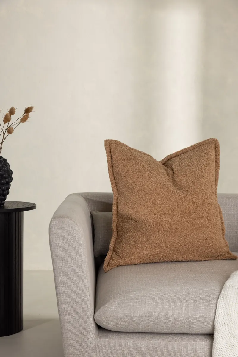 Tuva Kissenbezug mit Stoffkante in 60 × 60 cm, Beige, im Wohnraum, Ansicht 1
