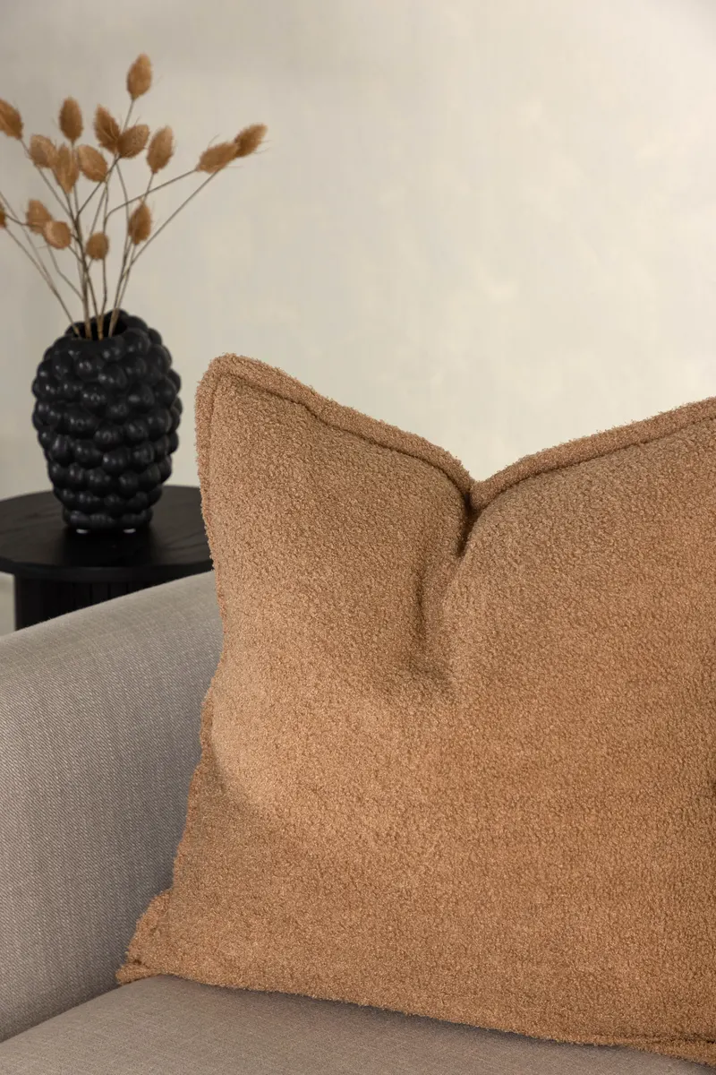 Tuva Kissenbezug mit Stoffkante in 60 × 60 cm, Beige, im Wohnraum, Ansicht 2