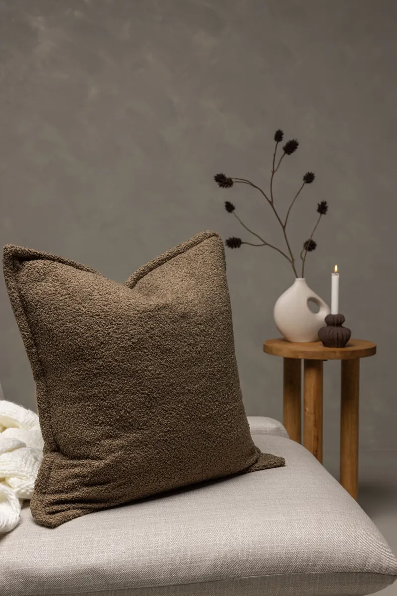 Tuva Kissenbezug mit Stoffkante in 60 × 60 cm, Braun, im Wohnraum, Ansicht 1