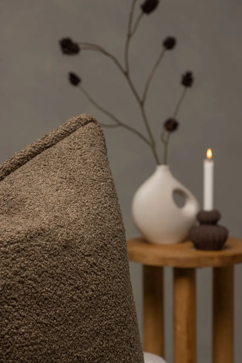 Tuva Kissenbezug mit Stoffkante in 60 × 60 cm, Braun, im Wohnraum, Ansicht 2