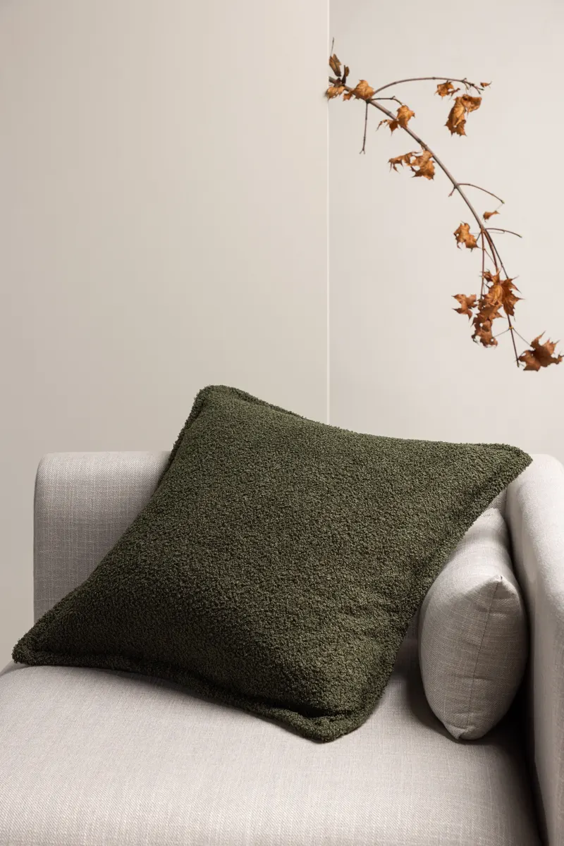 Tuva Kissenbezug mit Stoffkante in 60 × 60 cm, Dunkelgrün, im Wohnraum, Ansicht 1