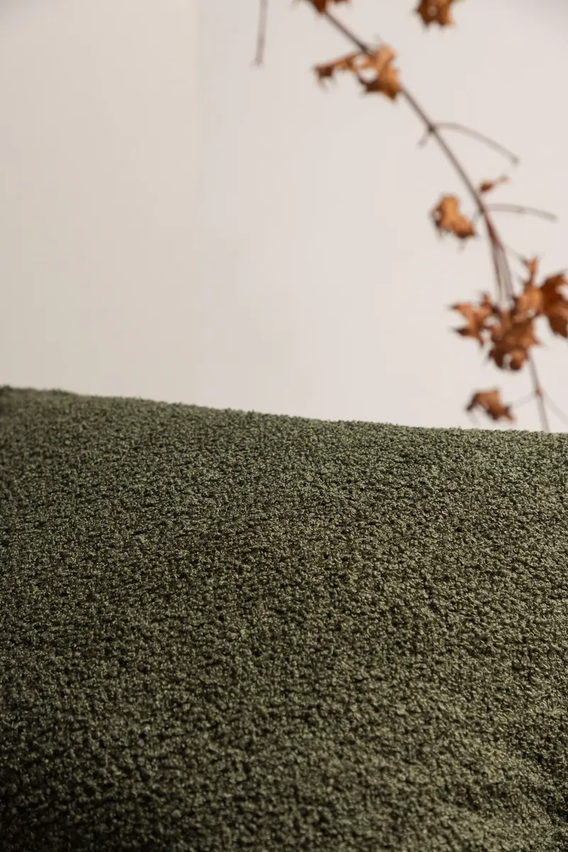 Tuva Kissenbezug mit Stoffkante in 60 × 60 cm, Dunkelgrün, im Wohnraum, Ansicht 2
