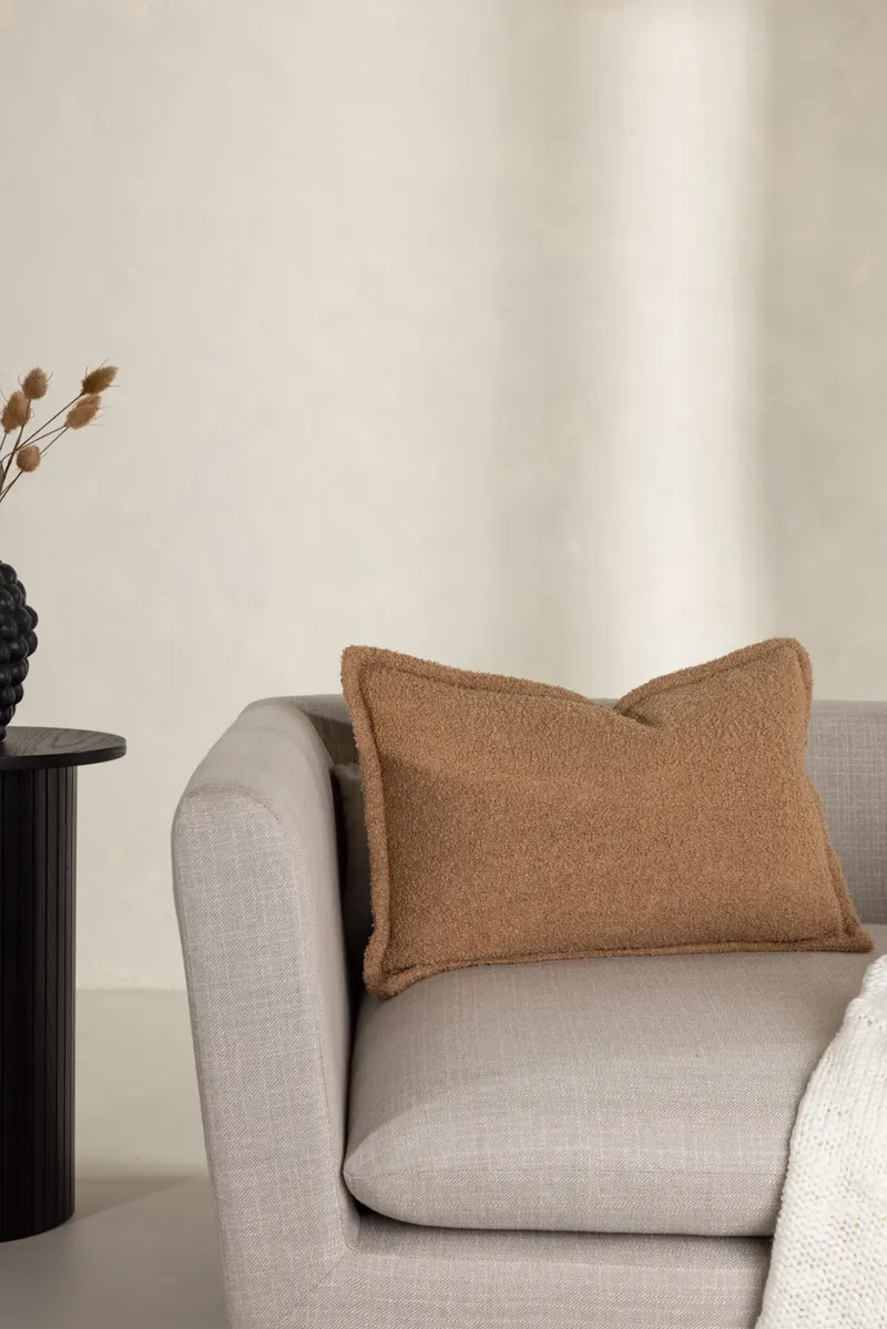 Tuva Kissenbezug mit Stoffkante in 40 × 60 cm, Beige, im Wohnraum, Ansicht 1