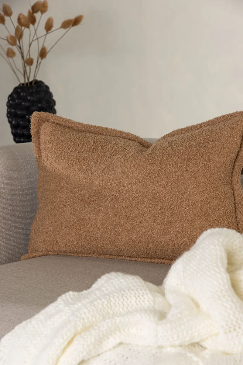 Tuva Kissenbezug mit Stoffkante in 40 × 60 cm, Beige, im Wohnraum, Ansicht 2
