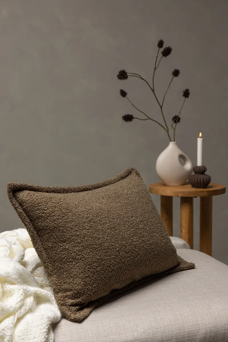 Tuva Kissenbezug mit Stoffkante in 40 × 60 cm, Braun, im Wohnraum, Ansicht 1