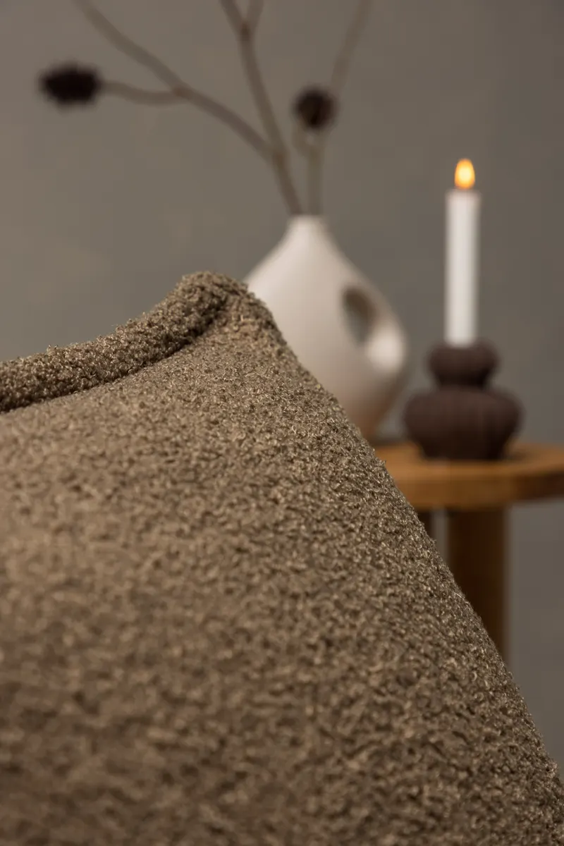 Tuva Kissenbezug mit Stoffkante in 40 × 60 cm, Braun, im Wohnraum, Ansicht 2
