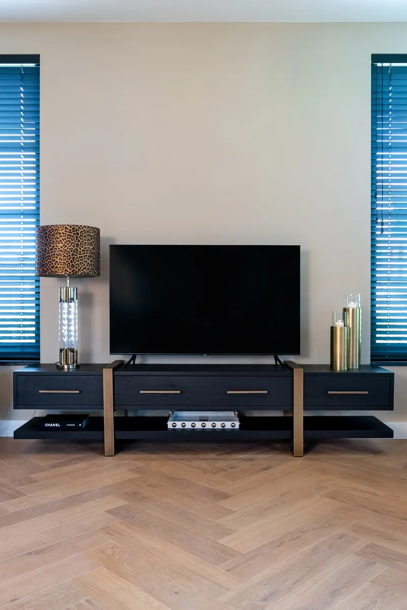 TV-Möbel Cambon, Dunkles Kaffeebraun von Richmond Interiors, Wohnbeispiel 9, im Wohnraum