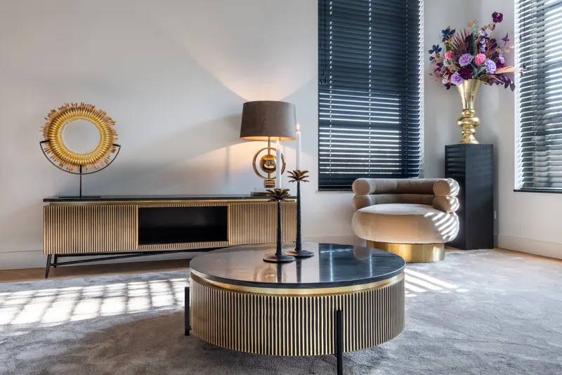 TV-Möbel Ironville 170 cm, Goldfarben von Richmond Interiors, Wohnbeispiel 12, im Wohnraum