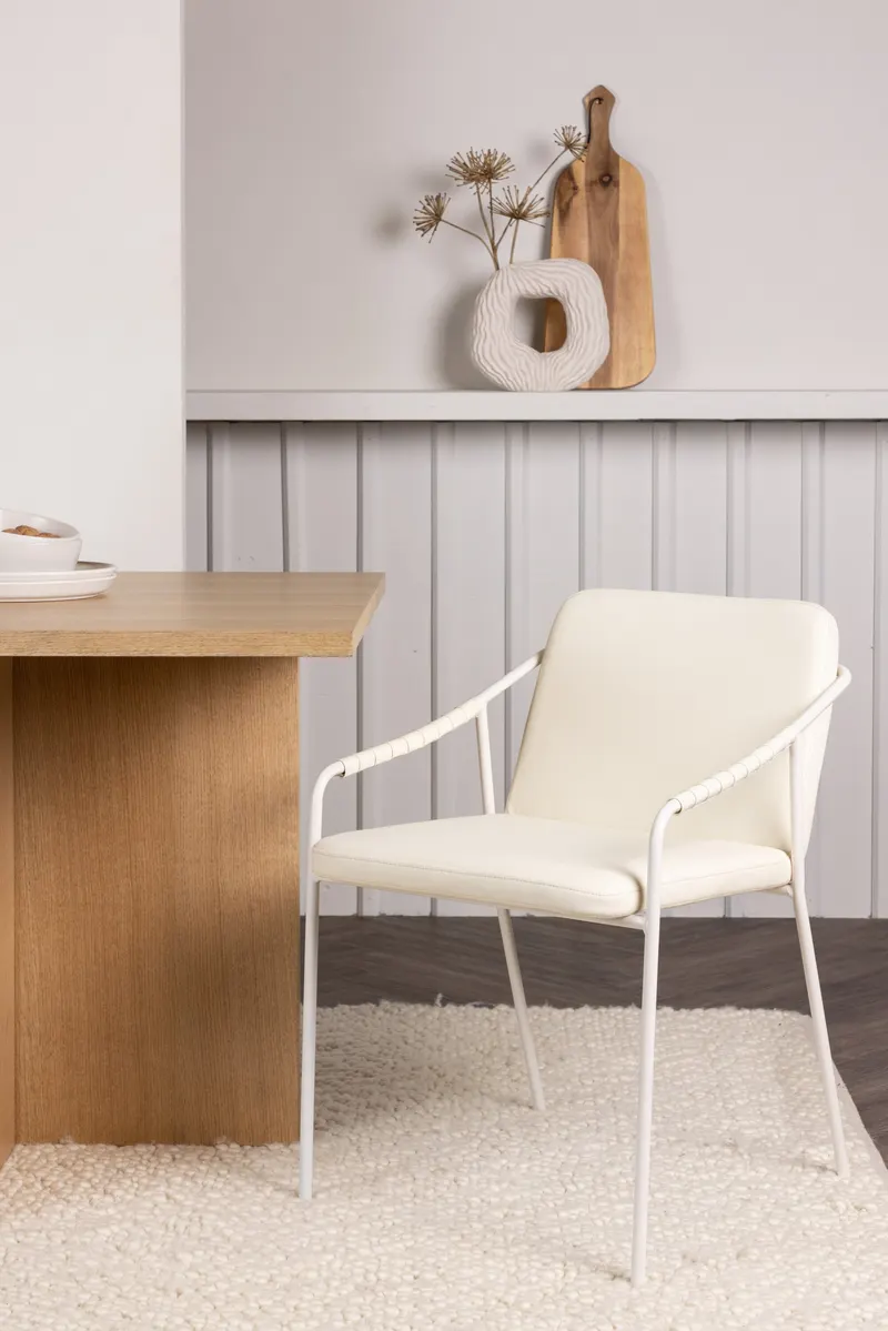 Tvist Esszimmerstuhl mit Armlehnen aus Kunstleder und Stahl in Beige, im Wohnraum, Ansicht 1