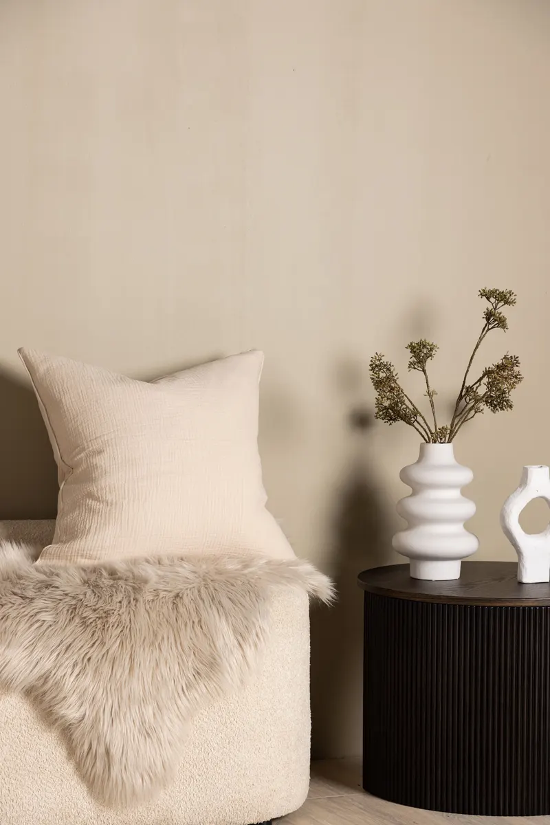 Tyra Kissenbezug 60 × 60 cm aus Baumwolle in Beige, im Wohnraum, Ansicht 1