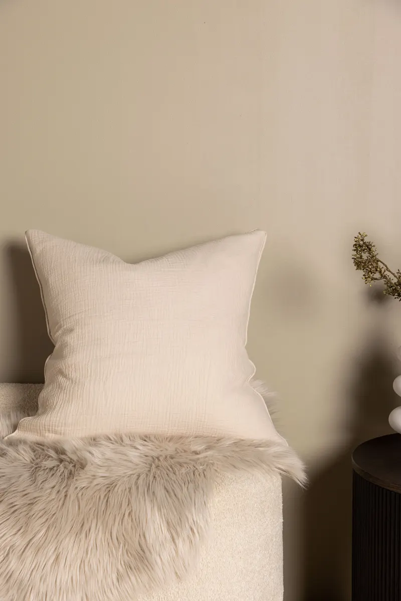 Tyra Kissenbezug 60 × 60 cm aus Baumwolle in Beige, im Wohnraum, Ansicht 2