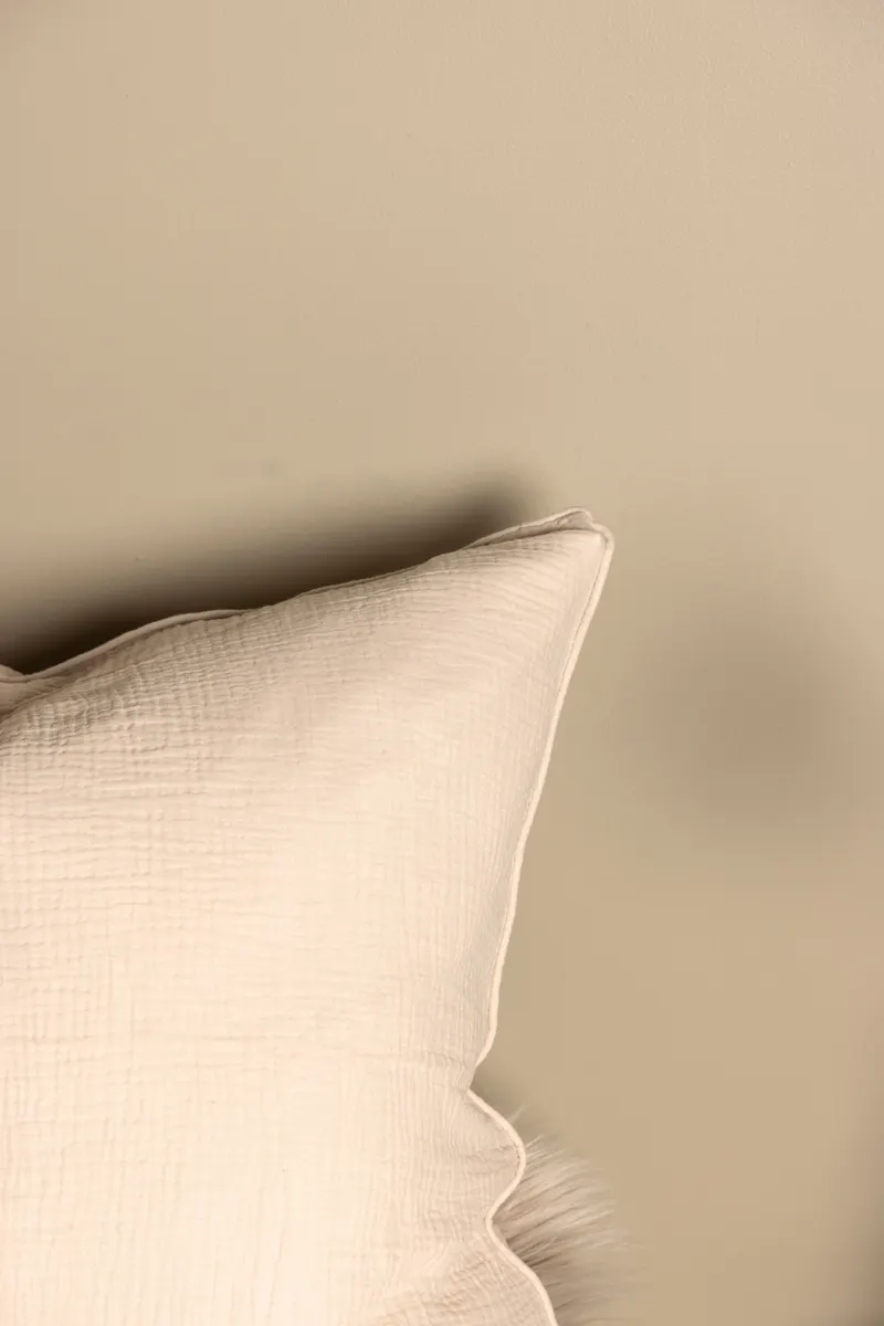 Tyra Kissenbezug 60 × 60 cm aus Baumwolle in Beige, im Wohnraum, Ansicht 3