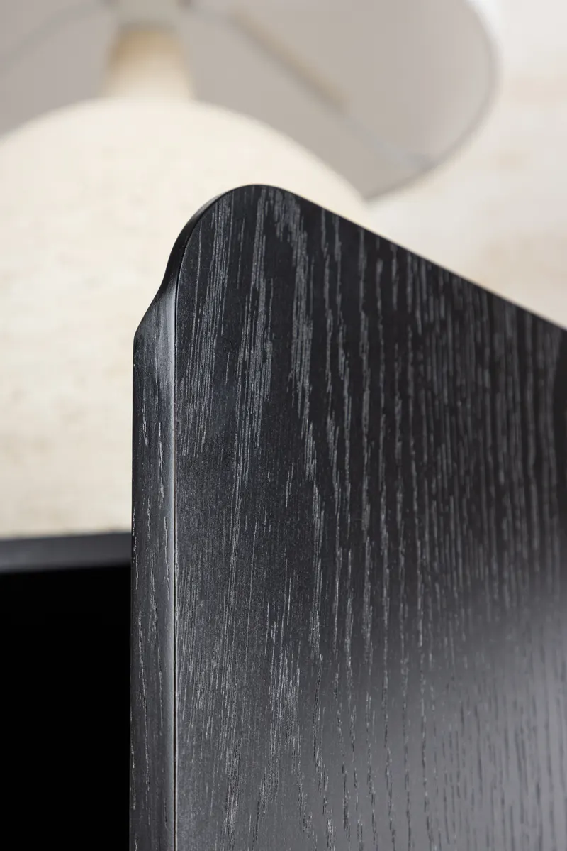 Tyresö Sideboard auf Sockel in 42 × 80 × 160 cm, Schwarz, im Wohnraum, Ansicht 4