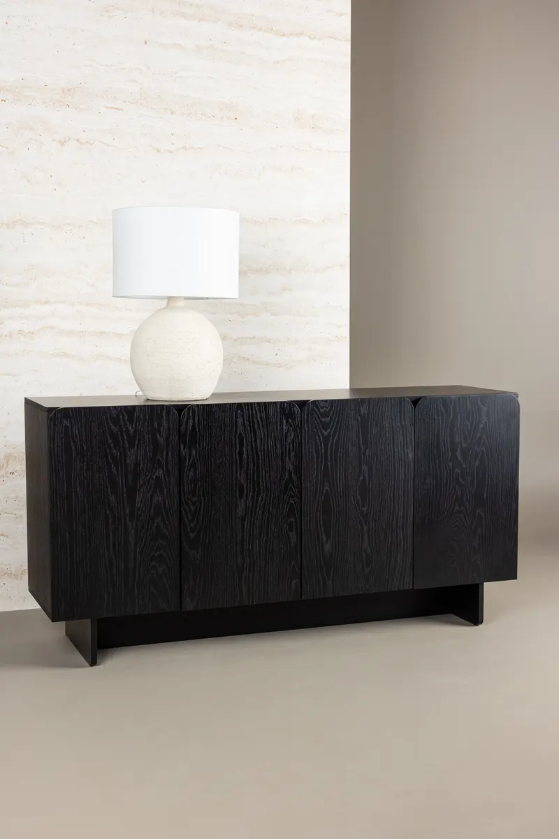 Tyresö Sideboard auf Sockel in 42 × 80 × 160 cm, Schwarz, im Wohnraum, Ansicht 1