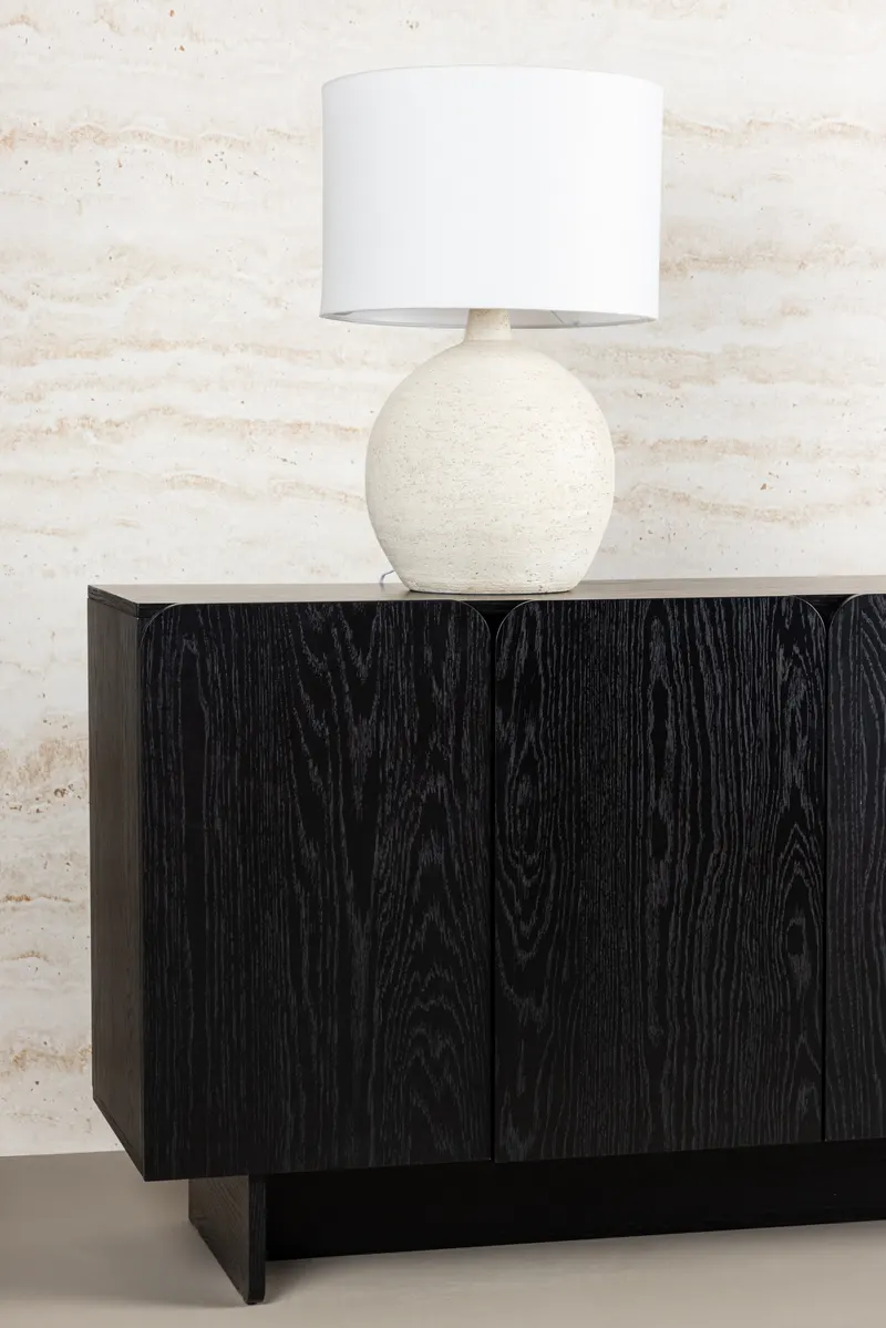 Tyresö Sideboard auf Sockel in 42 × 80 × 160 cm, Schwarz, im Wohnraum, Ansicht 2