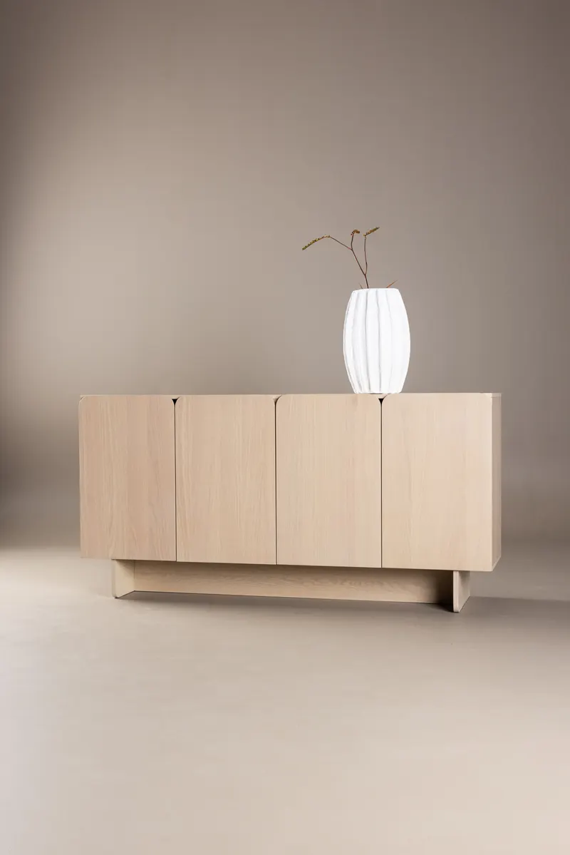 Tyresö Sideboard auf Sockel in 42 × 80 × 160 cm, Whitewash, im Wohnraum, Ansicht 1