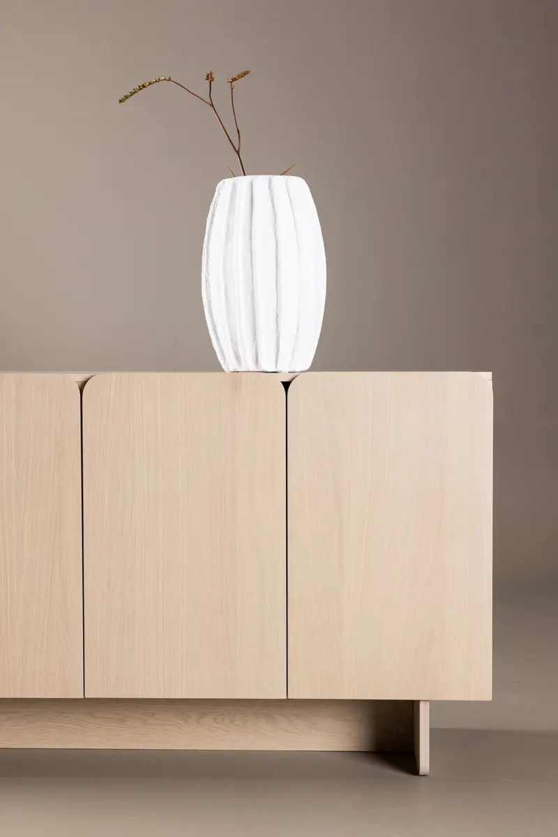 Tyresö Sideboard auf Sockel in 42 × 80 × 160 cm, Whitewash, im Wohnraum, Ansicht 3