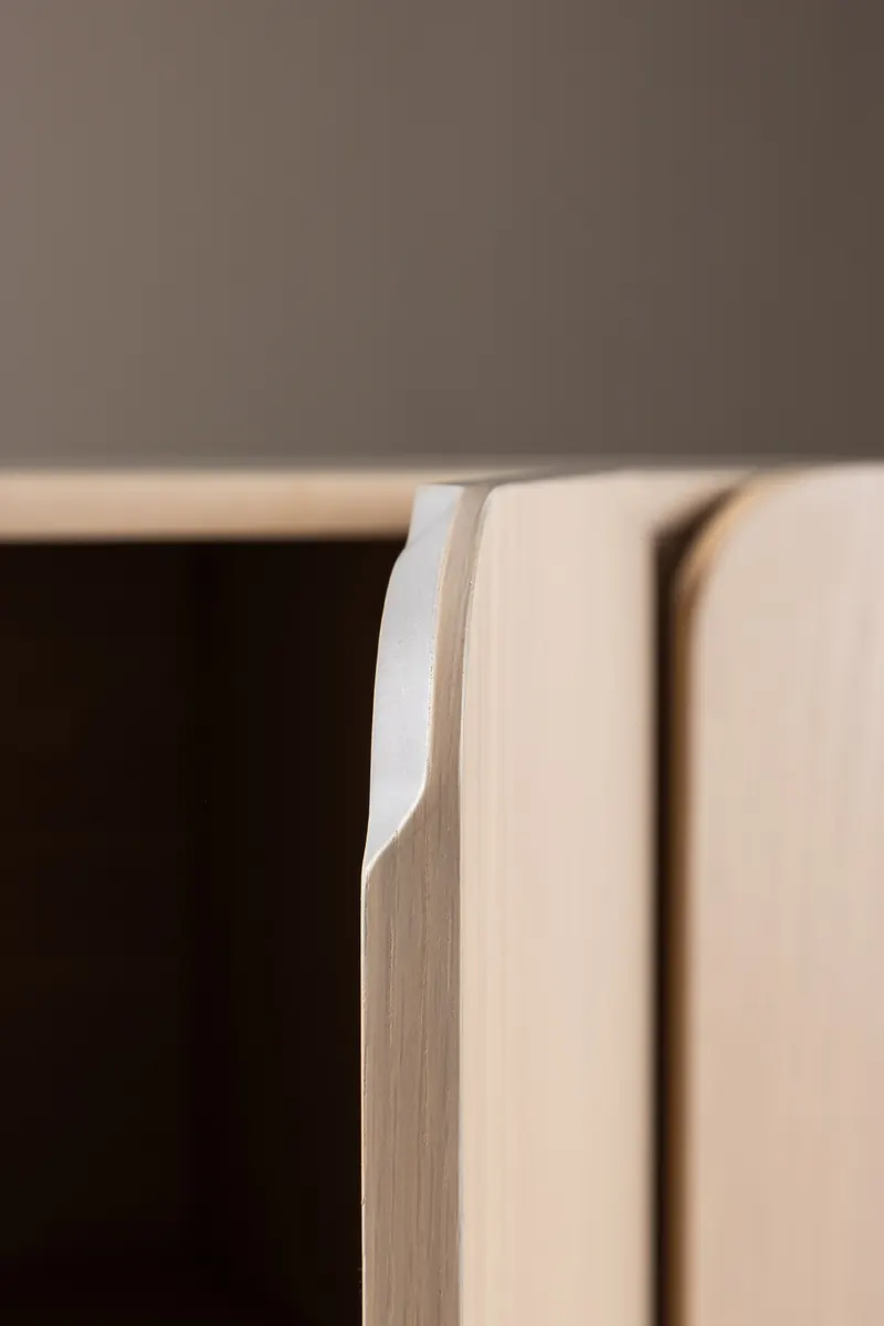 Tyresö Sideboard auf Sockel in 42 × 80 × 160 cm, Whitewash, im Wohnraum, Ansicht 4
