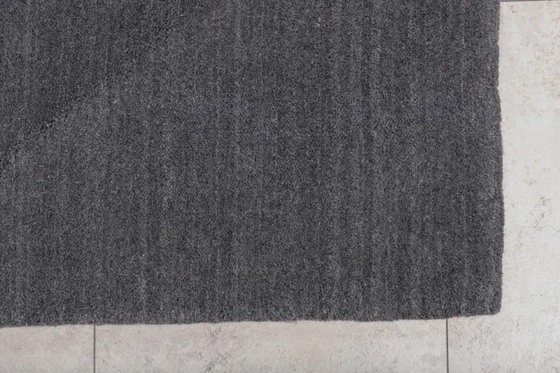 Ulla Wollteppich 350 × 250 cm in Dunkelgrau, im Wohnraum, Ansicht 4