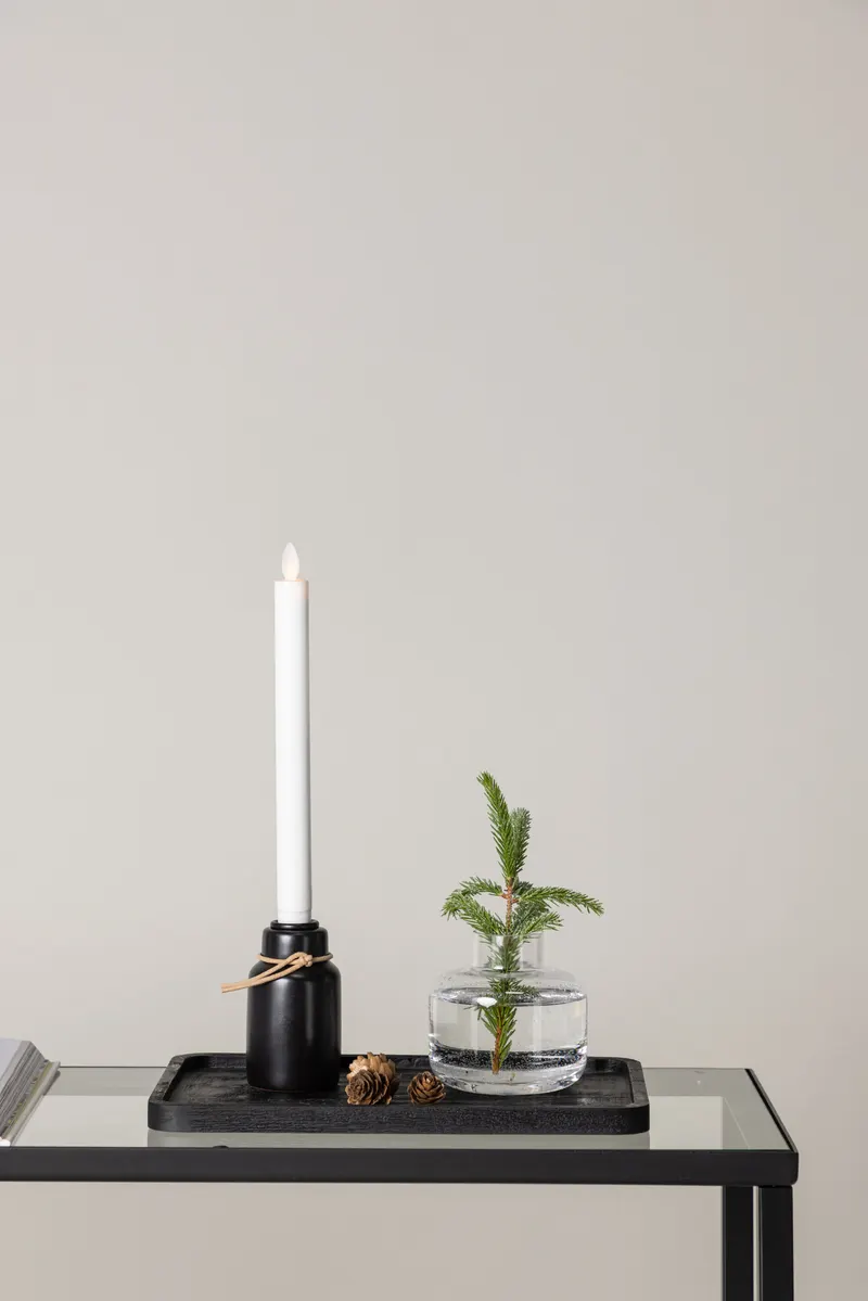 Ulricehamn LED-Kerzenständer mit schwarzem Fuß und Kordel in 6 × 28 cm, im Wohnraum, Ansicht 1