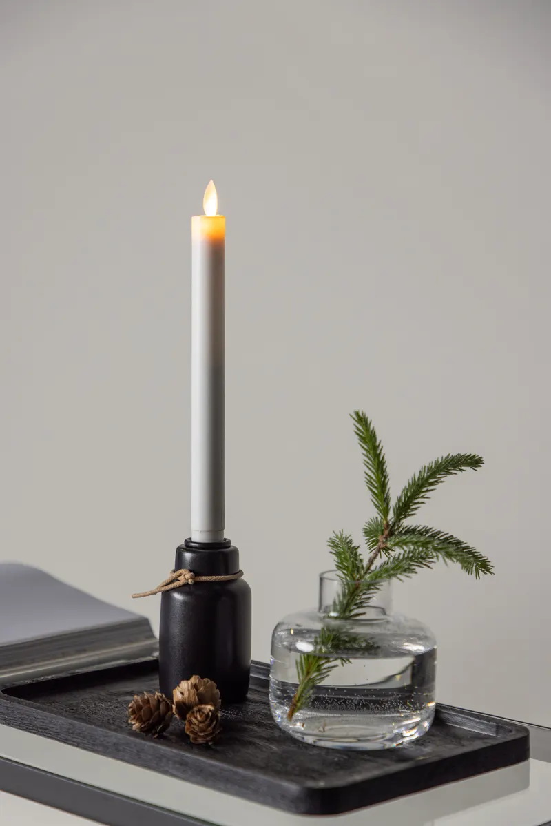 Ulricehamn LED-Kerzenständer mit schwarzem Fuß und Kordel in 6 × 28 cm, im Wohnraum, Ansicht 3