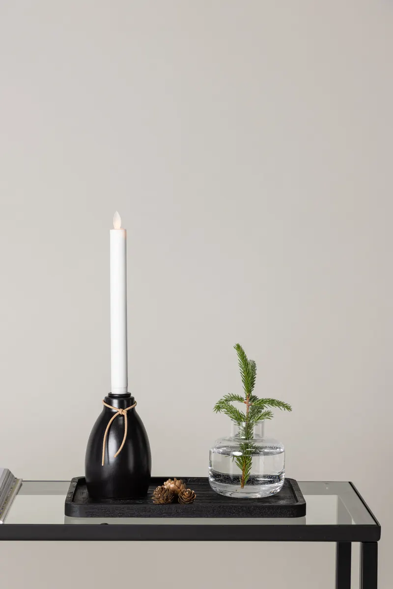 Ulricehamn LED-Kerzenständer mit schwarzem Fuß und Kordel in 9 × 31 cm, im Wohnraum, Ansicht 1