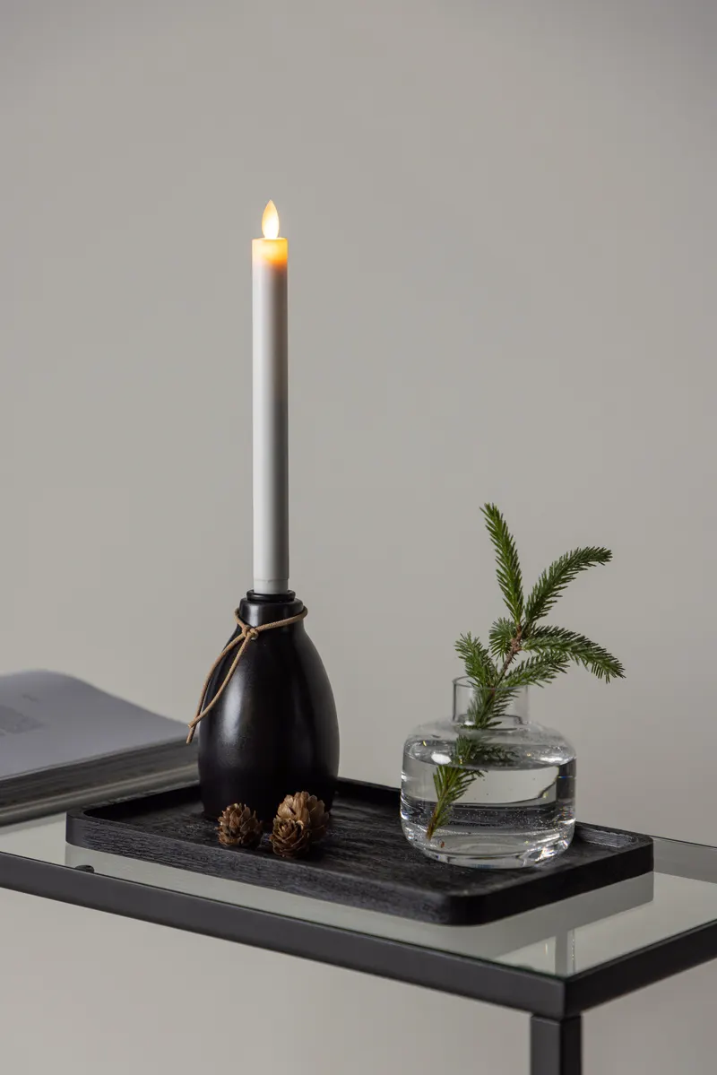 Ulricehamn LED-Kerzenständer mit schwarzem Fuß und Kordel in 9 × 31 cm, im Wohnraum, Ansicht 3