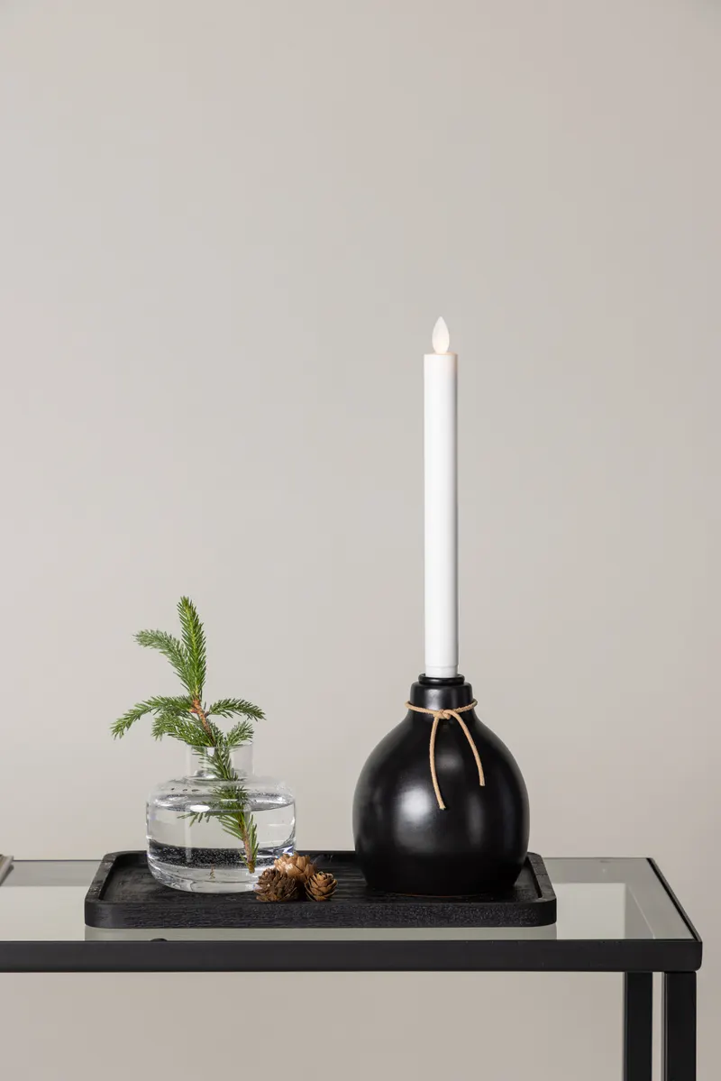 Ulricehamn LED-Kerzenständer mit schwarzem Fuß und Kordel in 12 × 32 cm, im Wohnraum, Ansicht 1