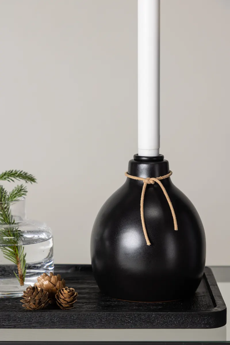 Ulricehamn LED-Kerzenständer mit schwarzem Fuß und Kordel in 12 × 32 cm, im Wohnraum, Ansicht 2