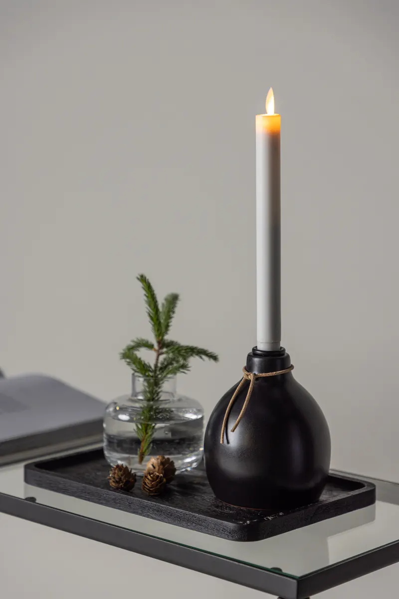 Ulricehamn LED-Kerzenständer mit schwarzem Fuß und Kordel in 12 × 32 cm, im Wohnraum, Ansicht 3