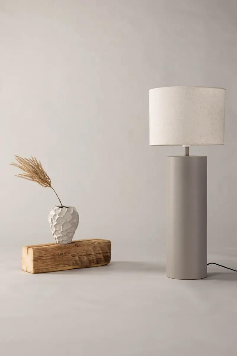 Umeå x Josefin Lustig Stehlampe mit säulenförmigem Fuß und Schirm, im Wohnraum, Ansicht 1