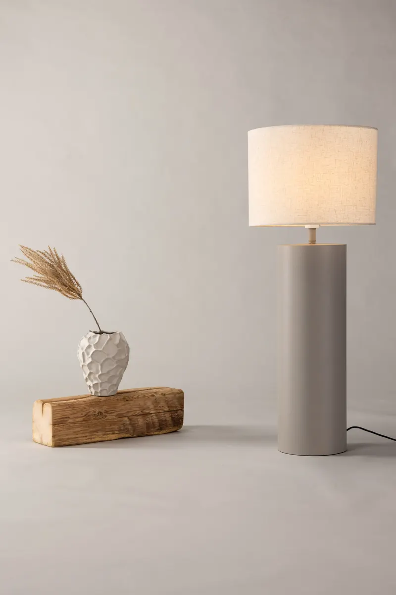 Umeå x Josefin Lustig Stehlampe mit säulenförmigem Fuß und Schirm, im Wohnraum, Ansicht 2