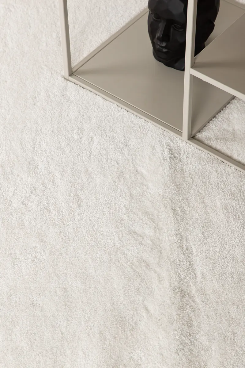 Undra Teppich mit glänzendem Flor in 240 × 170 cm, Weiß, im Wohnraum, Ansicht 2