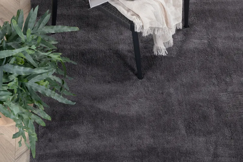 Undra Teppich mit glänzendem Flor in 300 × 200 cm, Dunkelgrau, im Wohnraum, Ansicht 3