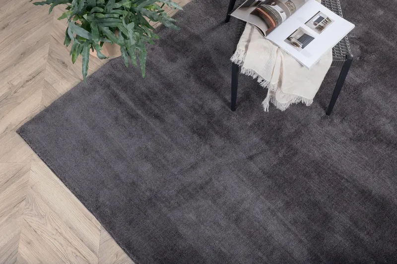 Undra Teppich mit glänzendem Flor in 300 × 200 cm, Dunkelgrau, im Wohnraum, Ansicht 4