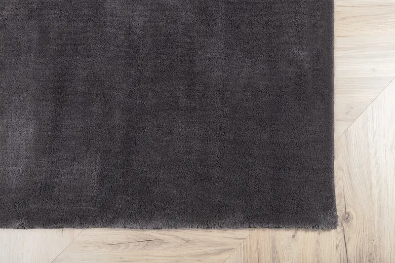 Undra Teppich mit glänzendem Flor in 300 × 200 cm, Dunkelgrau, im Wohnraum, Ansicht 6