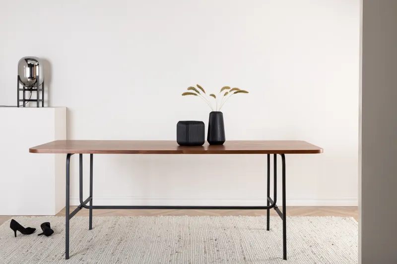 Uno Esstisch 200 × 90 cm in Walnuss, Gestell Schwarz, im Wohnraum, Ansicht 1