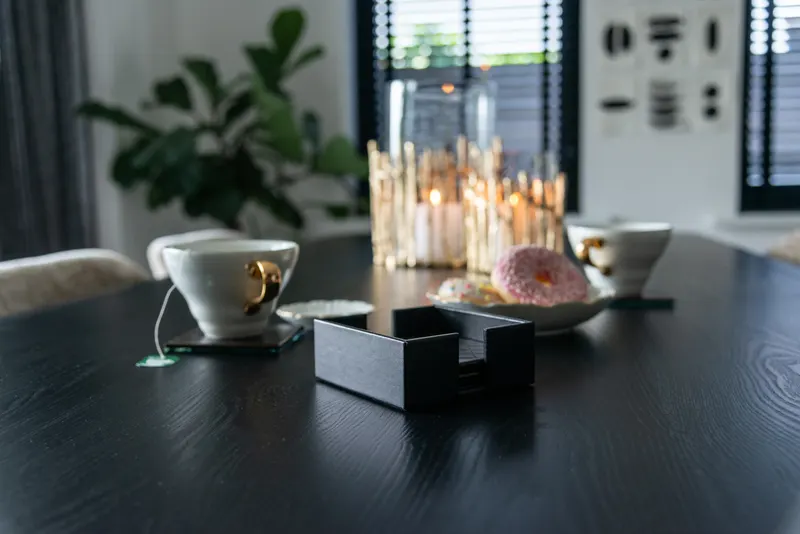 Untersetzer Yora, Schwarz von Richmond Interiors, Wohnbeispiel 4, im Wohnraum
