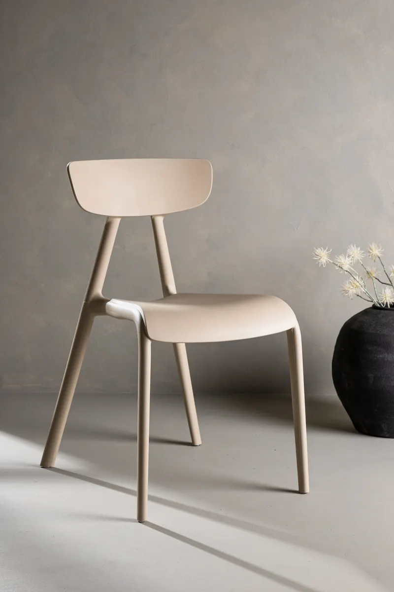 Ursholmen stapelbarer Esszimmerstuhl aus Kunststoff in Beige, im Wohnraum, Ansicht 1