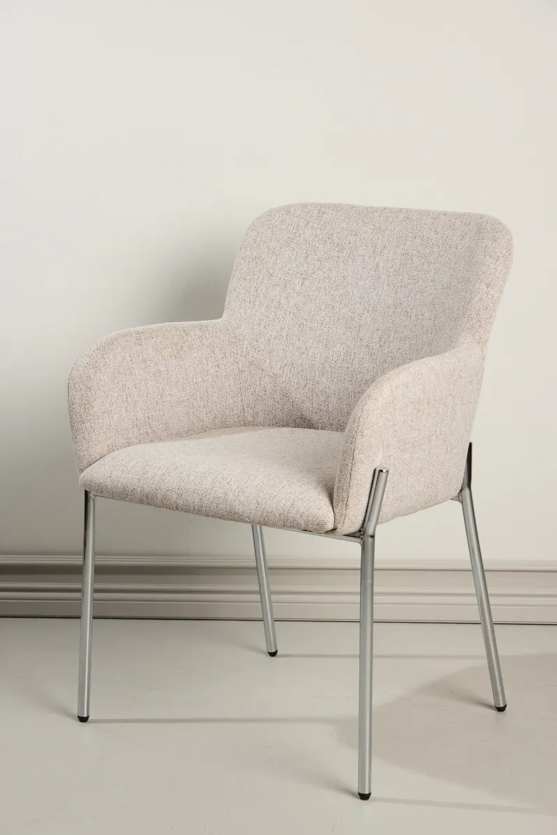 Vätö Esszimmerstuhl mit Armlehnen und Stoffbezug in Beige, Gestell Silber, im Wohnraum, Ansicht 1