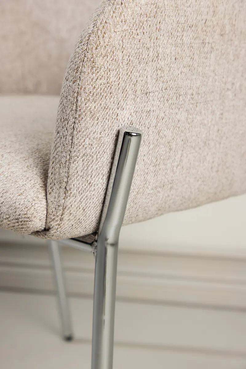 Vätö Esszimmerstuhl mit Armlehnen und Stoffbezug in Beige, Gestell Silber, im Wohnraum, Ansicht 2