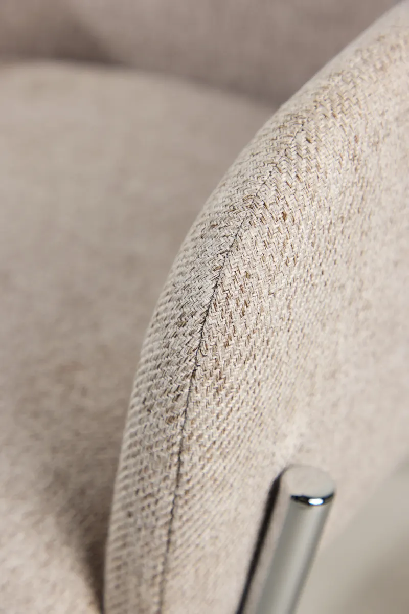 Vätö Esszimmerstuhl mit Armlehnen und Stoffbezug in Beige, Gestell Silber, im Wohnraum, Ansicht 3