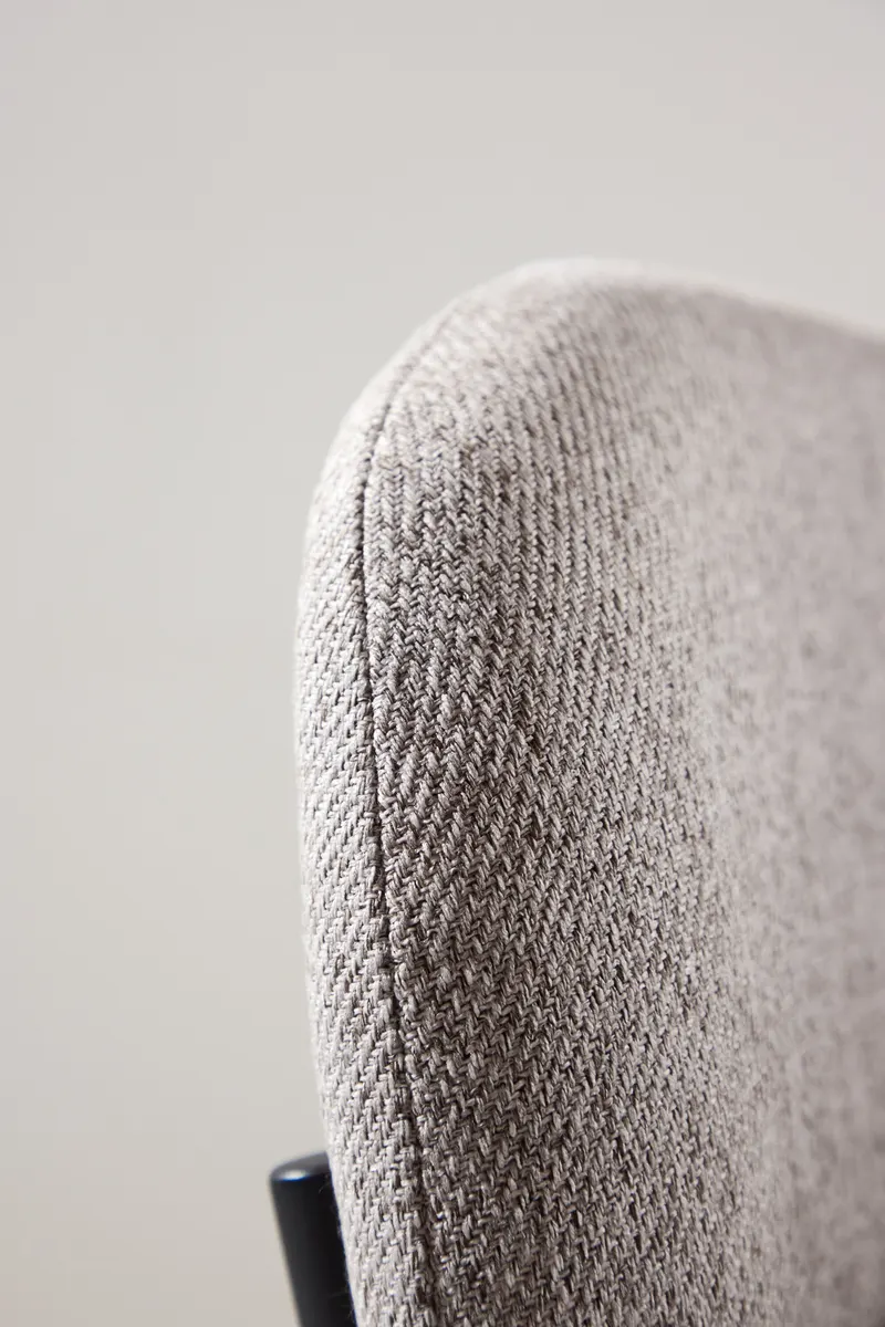 Vätö Esszimmerstuhl mit Armlehnen und Stoffbezug in Beige, Gestell Schwarz, im Wohnraum, Ansicht 3