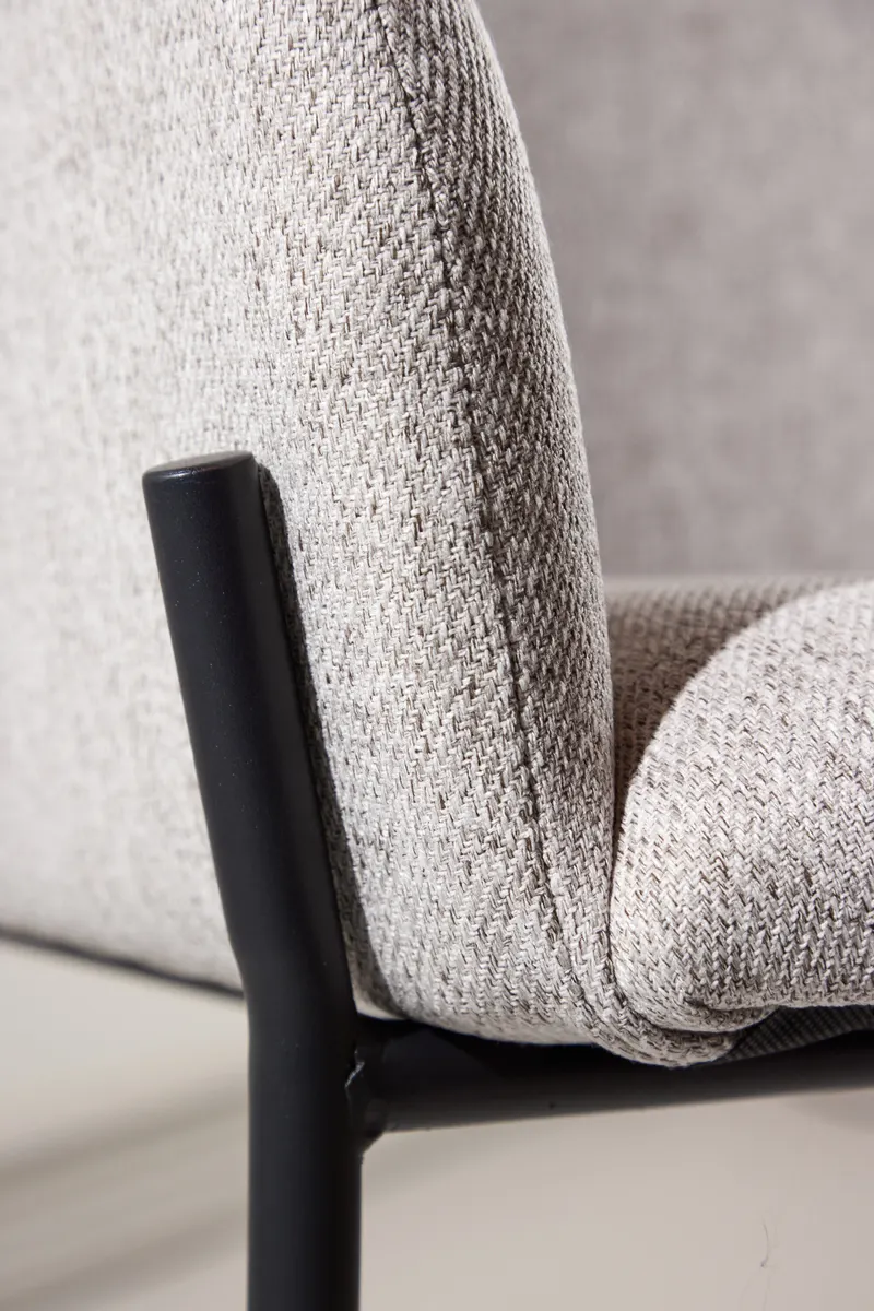 Vätö Esszimmerstuhl mit Armlehnen und Stoffbezug in Beige, Gestell Schwarz, im Wohnraum, Ansicht 4