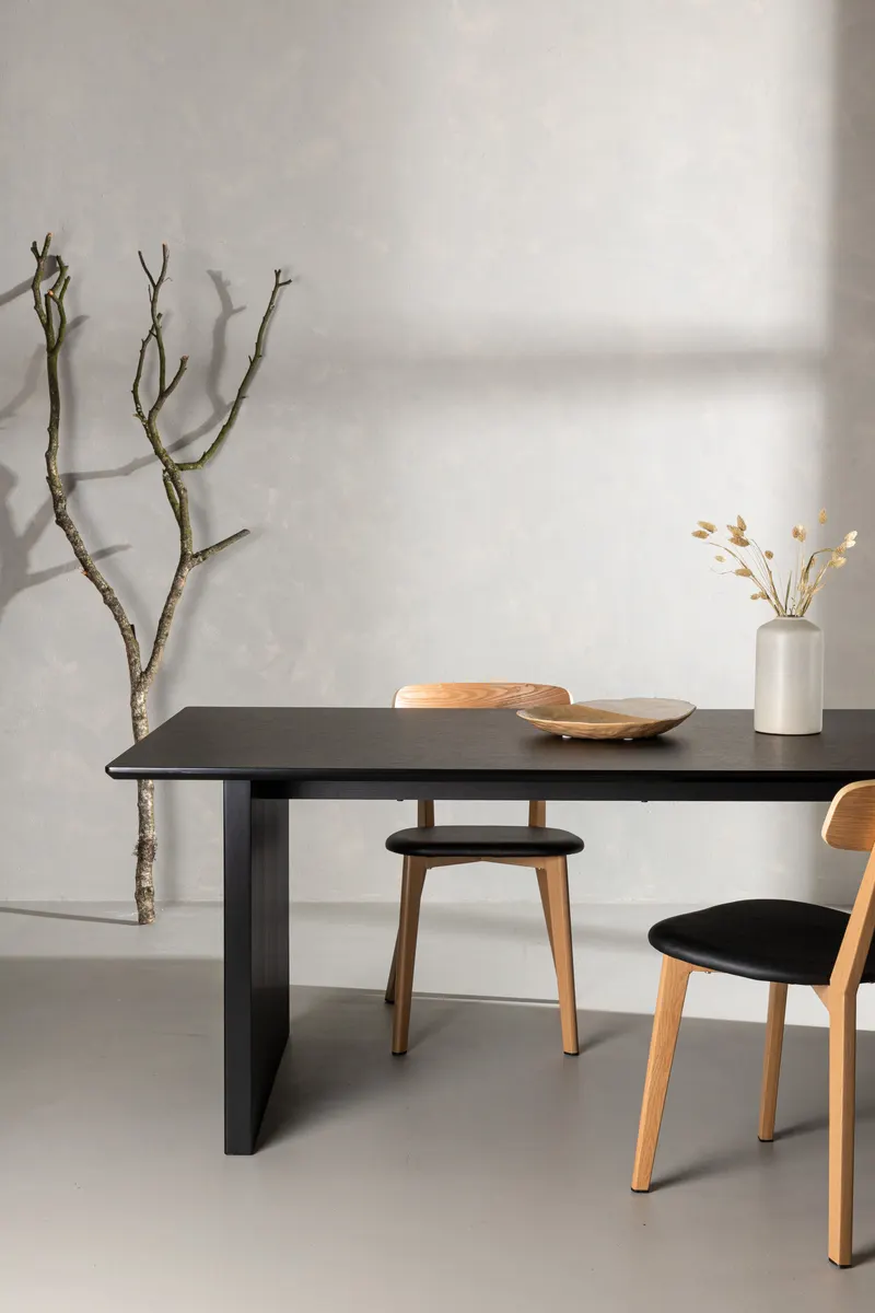 Vail Esstisch 200 × 100 cm auf zwei Wangen in Schwarz, im Wohnraum, Ansicht 1