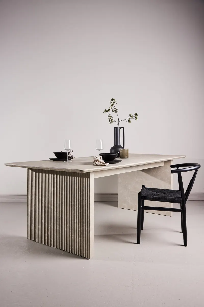 Vail Esstisch 200 × 100 cm auf zwei Wangen in Beige, im Wohnraum, Ansicht 1