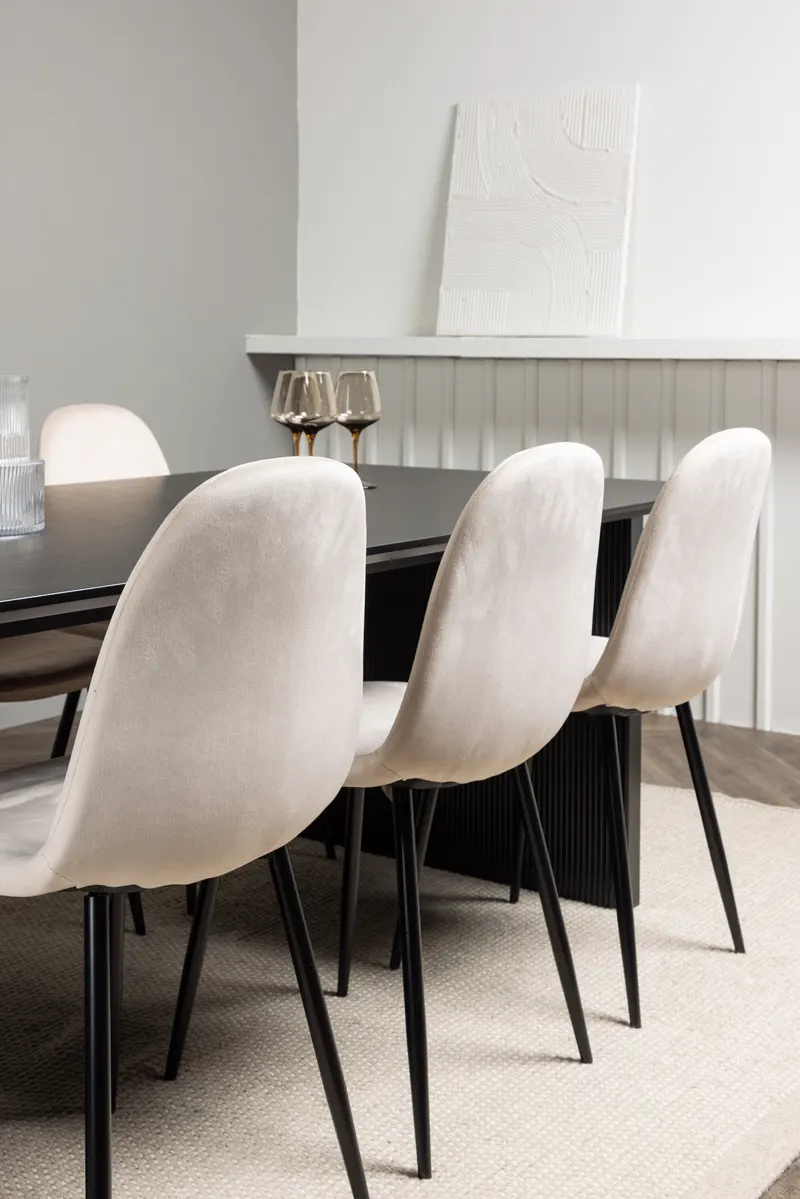 Vail & Polar Essgruppe mit schwarzem Esstisch auf Wangen und 6 Samtstühlen in Beige, Gestell Schwarz, im Wohnraum, Ansicht 4