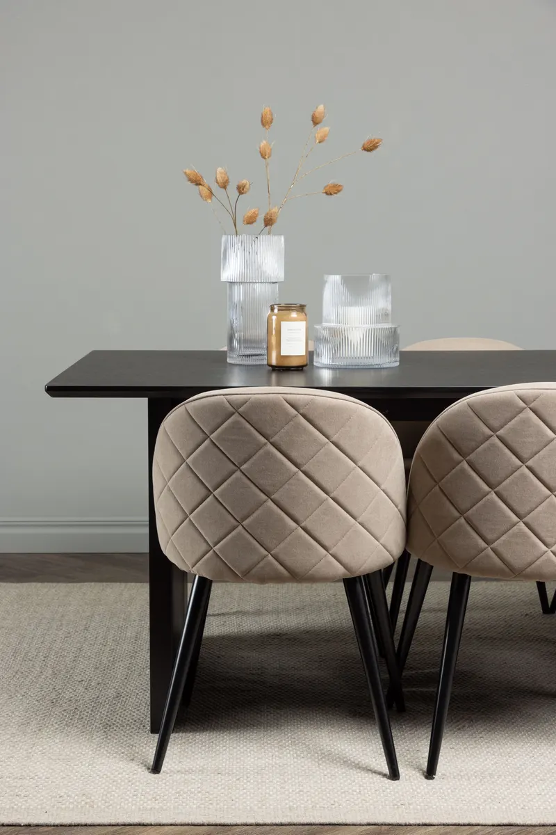 Vail & Velvet Essgruppe mit schwarzem Esstisch und 6 gepolsterten Stühlen in Beige, Gestell Schwarz, im Wohnraum, Ansicht 3